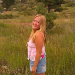 Meet your Posher, Lora